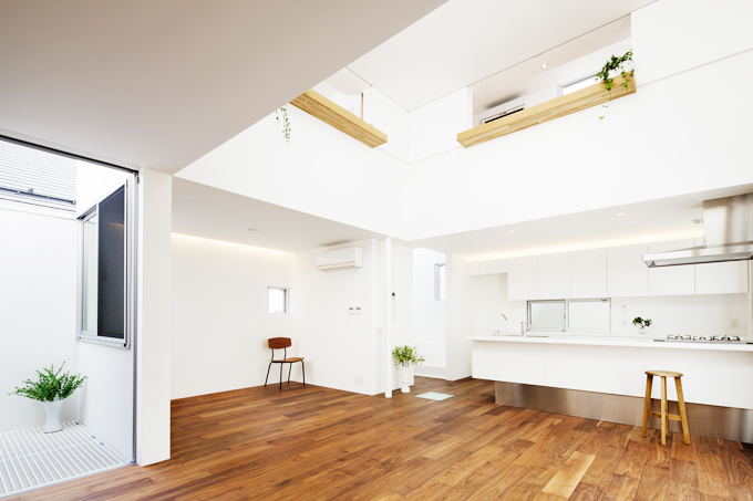 カウンターでの会話が弾むキッチン