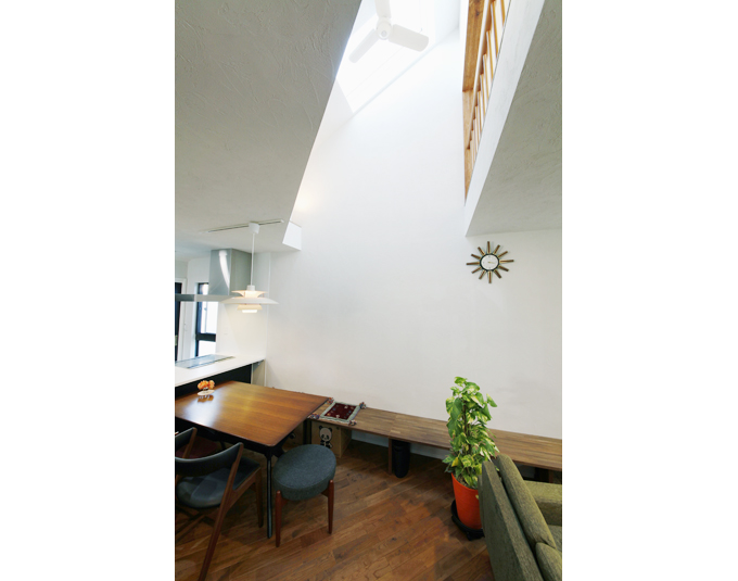 吹き抜けからの光が降り注ぐダイニングスペース