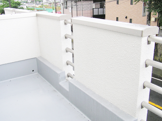 外壁に隙間を空ける事で閉塞感を和らげたサイドバルコニー