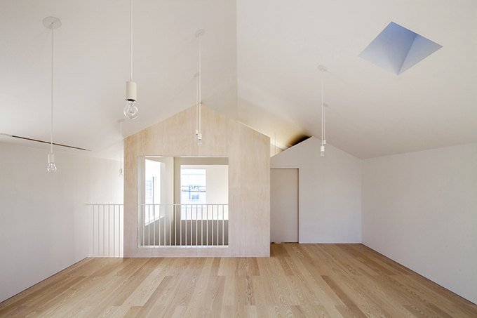 垂れ下がる照明が可愛らしい