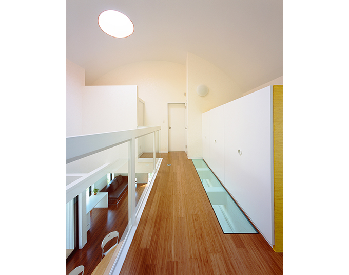 ブリッジには丸い光が、キッチンに伝えます