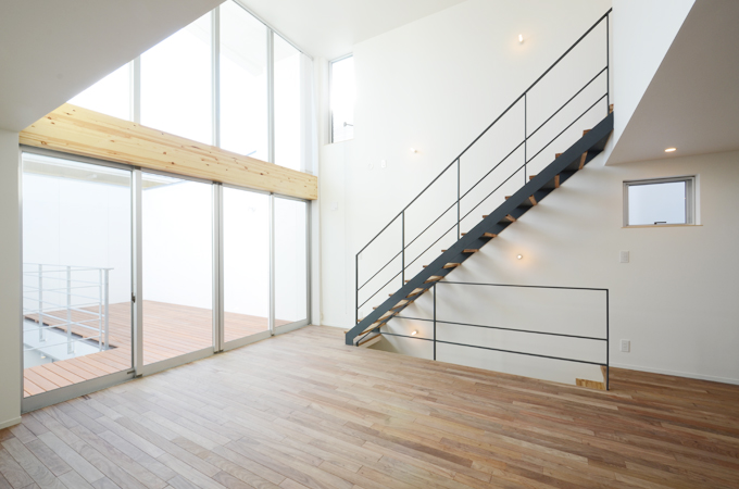 バリアフリーでつながるリビングとテラス